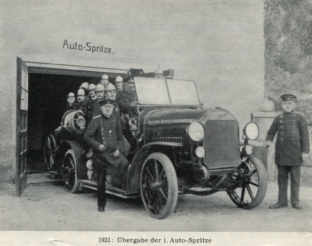 Übergabe der 1. Autospritze im Jahr 1921 Übergabe der 1. Autospritze im Jahr 1921
